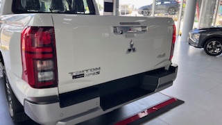 MITSUBISHI triton sport hpe