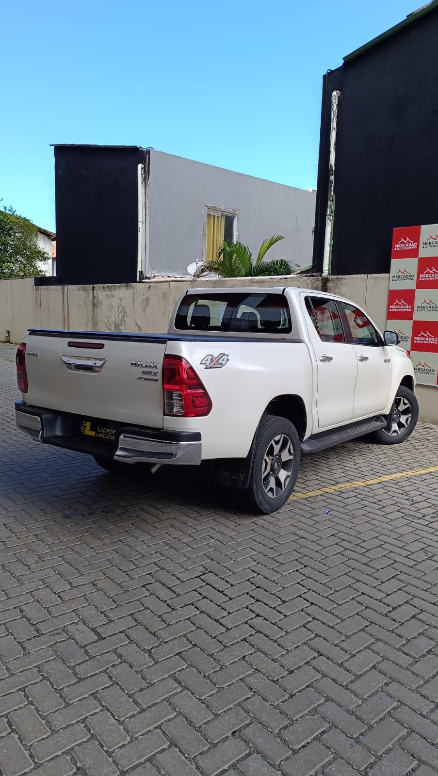 TOYOTA HILUX