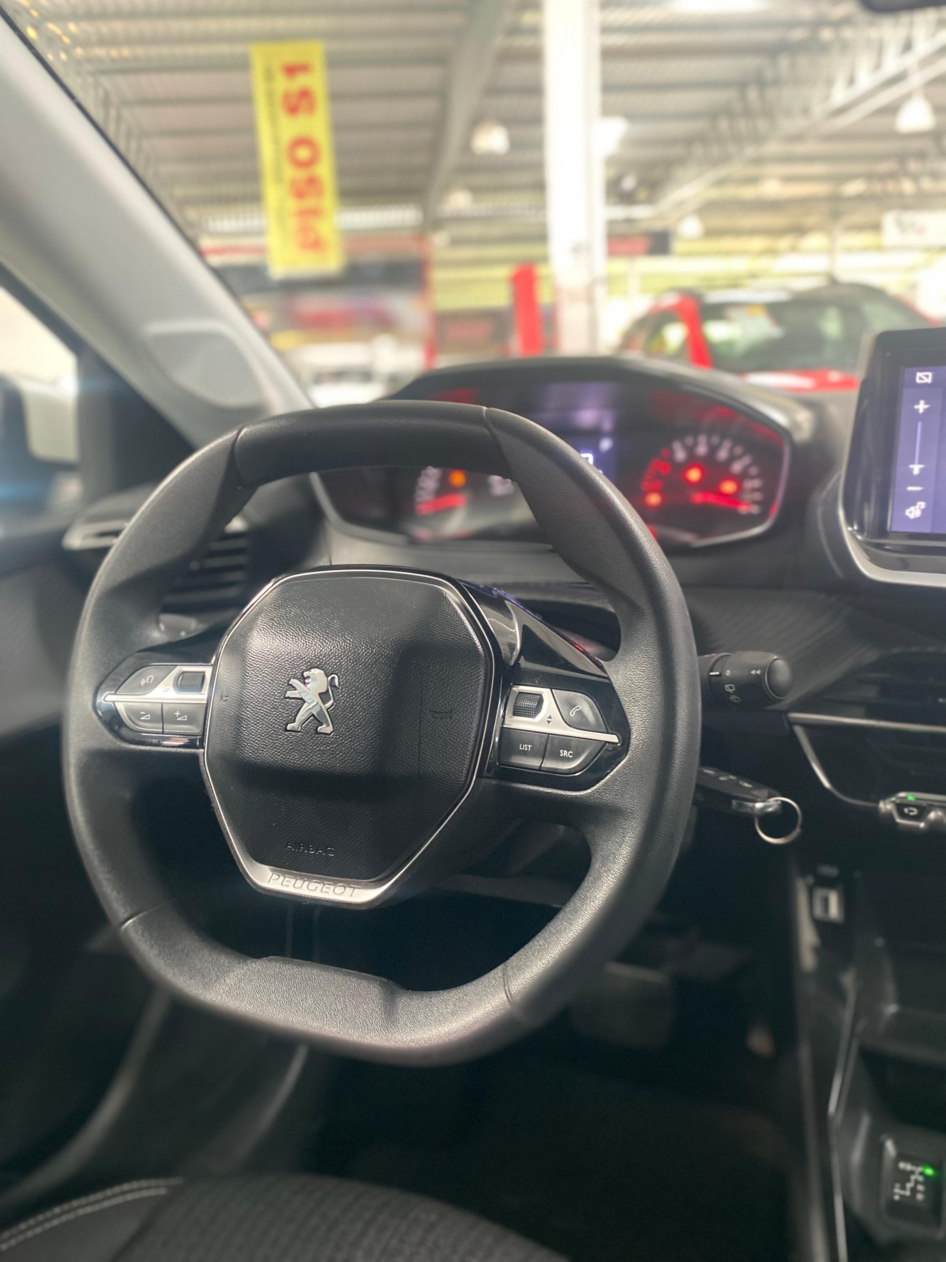PEUGEOT 208 active