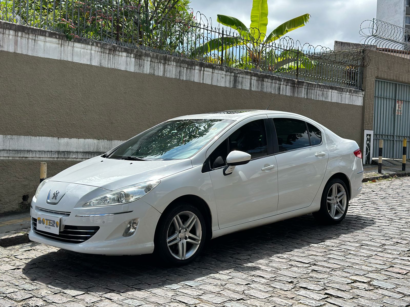 PEUGEOT 408